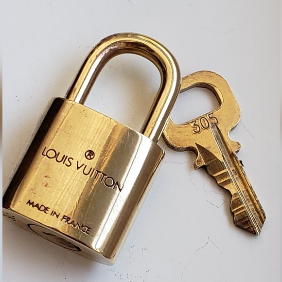 Louis Vuitton padlock, #305 (made before '09) Vintage, EUC! - Picture 6 of 12
